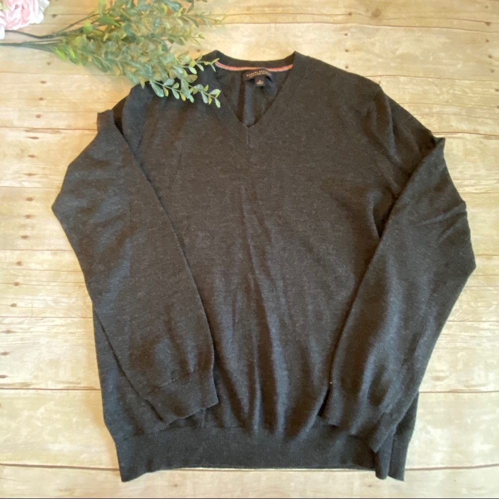 Banana Republic Men’s Grey Sweater